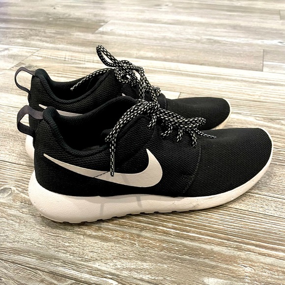 Nike Roshe size 7.5 women